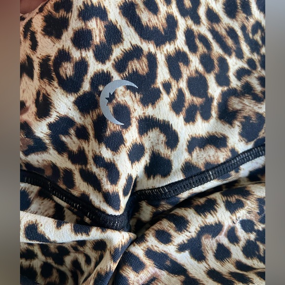 Zyia Leopard Brilliant Double Scrunchy Hustle Shorts - Picture 5 of 9